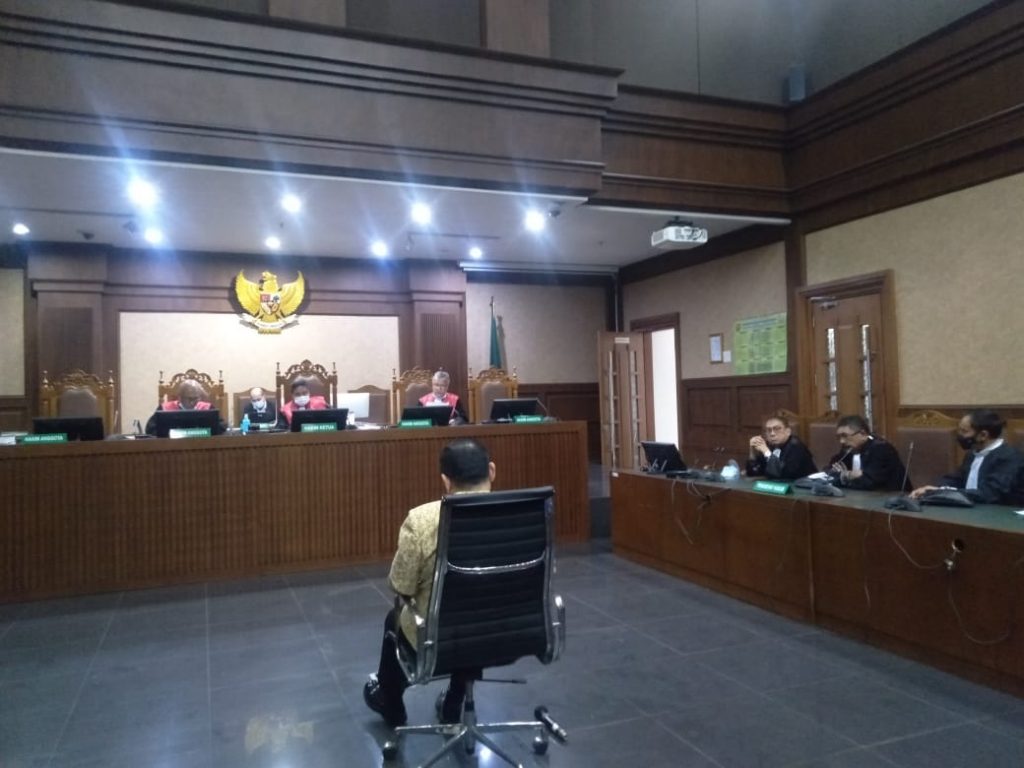 Hakim: Perbuatan Napoleon Lempar Batu Sembunyi Tangan 9