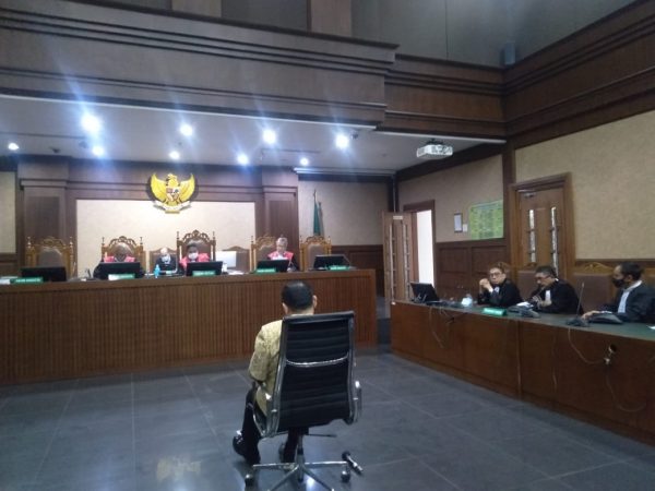 Hakim: Perbuatan Napoleon Lempar Batu Sembunyi Tangan 39