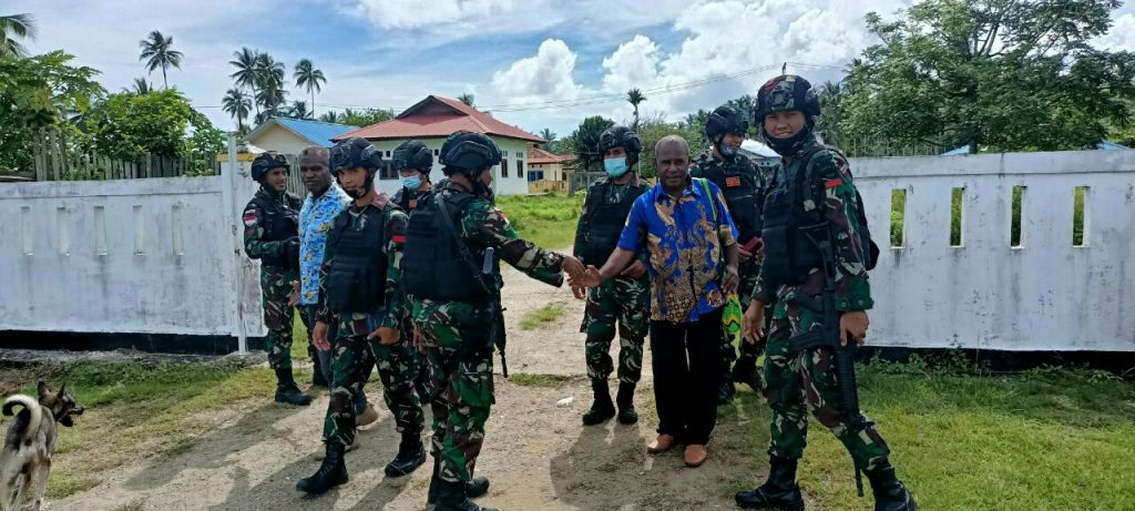 TNI Jalin Silaturahmi Dengan Tokoh Adat Papua 12