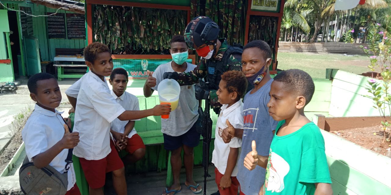 IMG-20210316-WA0127 Prajurit TNI Bagikan Minuman Sehat Bergizi untuk Anak-Anak Papua 1
