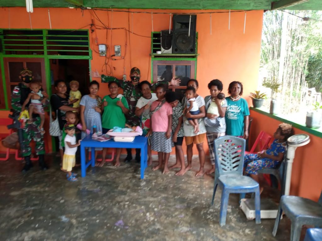 TNI Bantu Masyarakat Papua Melaksanakan Posyandu 11