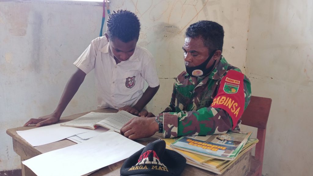 Personel Satgas TMMD Bantu Siswa Belajar Membaca 10