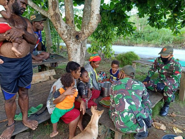 IMG-20210320-WA0124 Prajurit TNI Ajarkan Mama-Mama Cara Membuat Kue Tradisional di Papua 14