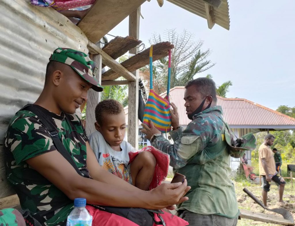 Melalui Komsos, Personel TMMD Berikan Edukasi Kepada Warga 12