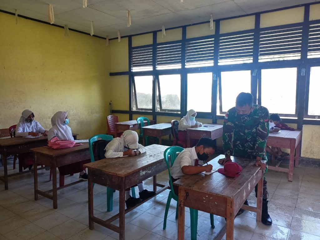 Satgas Pamtas RI-Malaysia Bantu Mengajar Siswa SD di Perbatasan 13