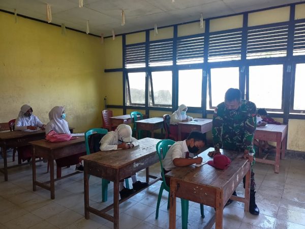 Satgas Pamtas RI-Malaysia Bantu Mengajar Siswa SD di Perbatasan 55