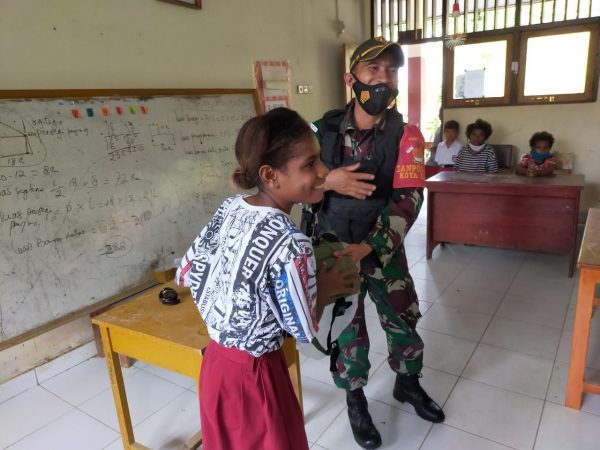 Aksi Sulap Personel TNI Hibur Anak-anak di Perbatasan RI-PNG 42
