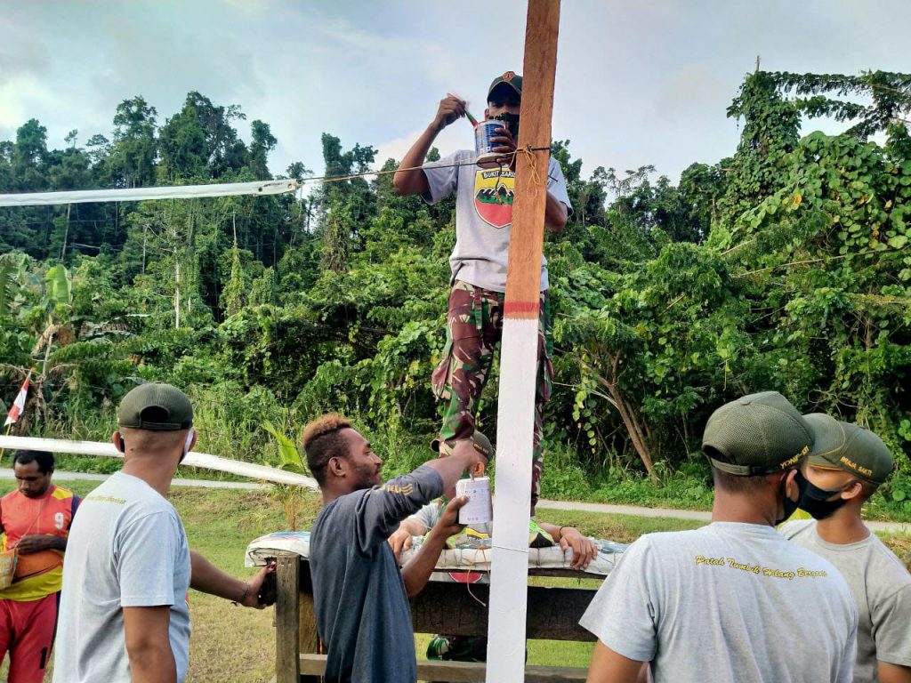 TNI Bangun Sarana Olah Raga di Papua 8