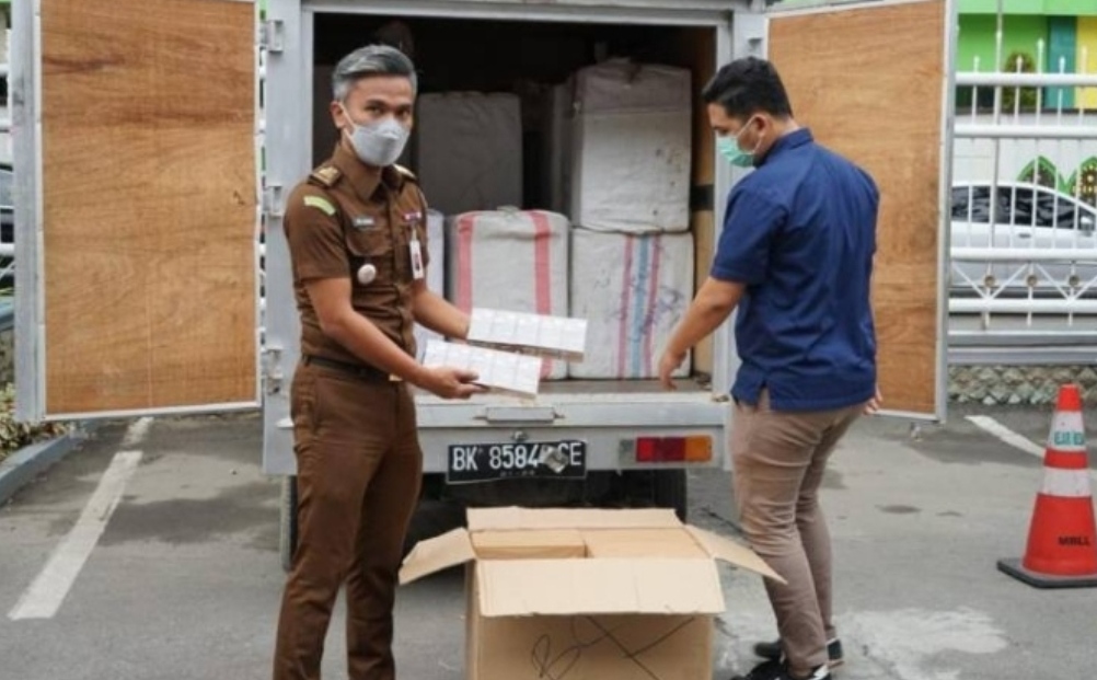 Kejari Medan Terima Pelimpahan Tersangka dan Barang Bukti Tindak Pidana Cukai 4 Merek Rokok 9