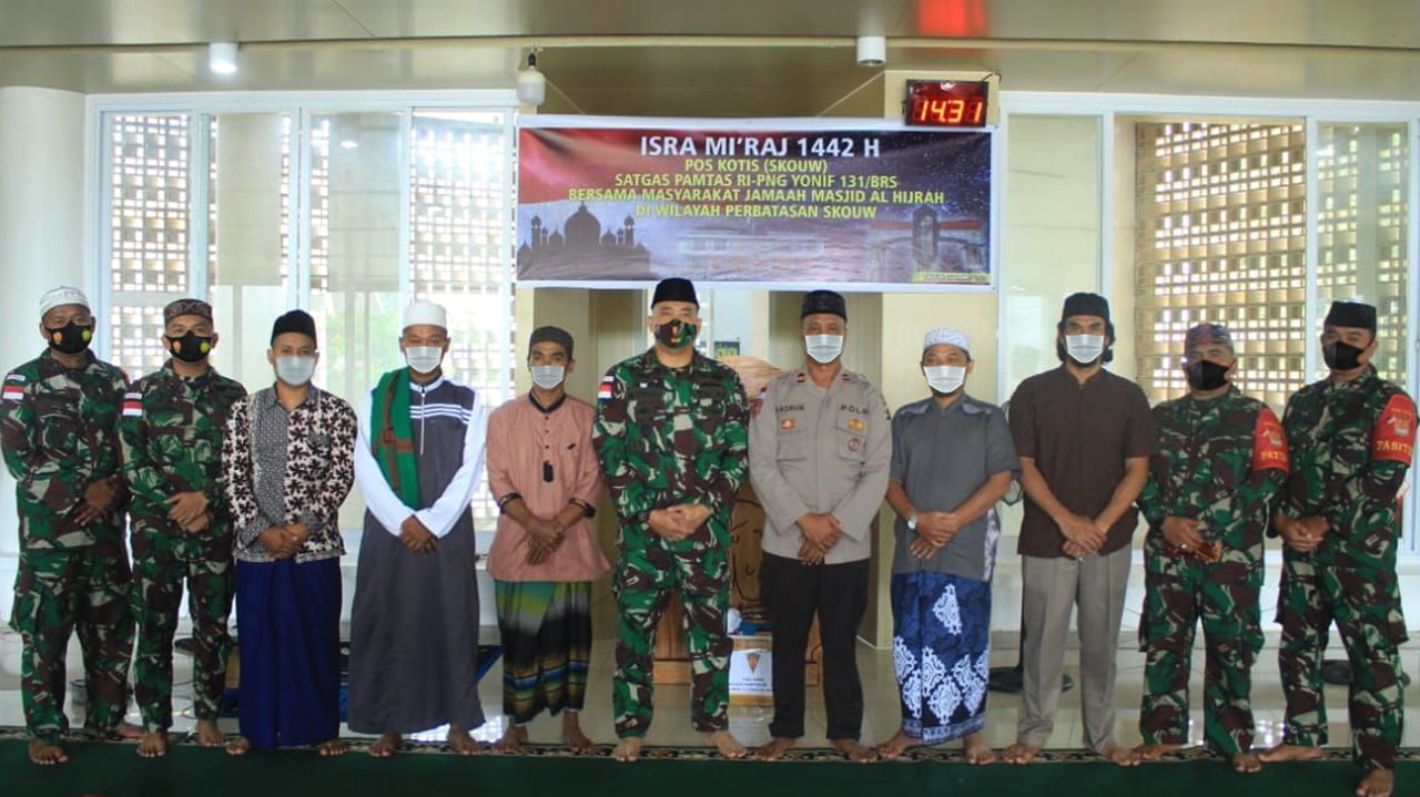 IMG-20210328-WA0040 Peringati Isra Mi'raj 1442 H di Papua, Yonif 131/Brs Bagikan Al-Qur’an dan Perlengkapan Sholat 1