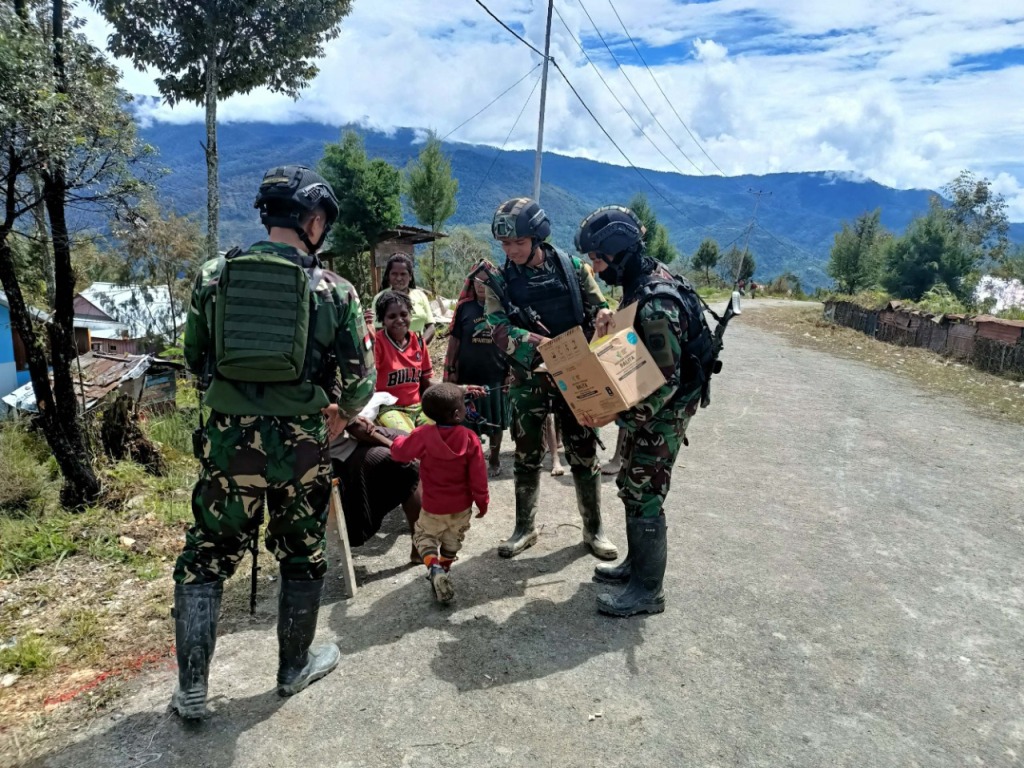 Personel TNI Bagikan Makanan Kepada Masyarakat 13