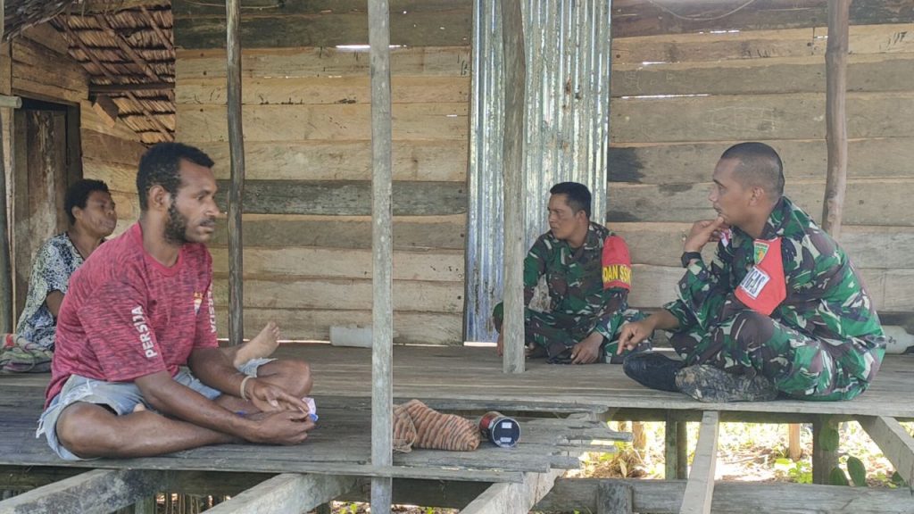 Dansatgas TNI Manunggal Membangun Desa Sambangi Warga Kampung Kombay 12