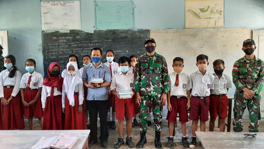 Dukung Pendidikan, Satgas Pamtas RI-Malaysia Bagikan Buku dan Alat Tulis untuk Siswa di Perbatasan 9