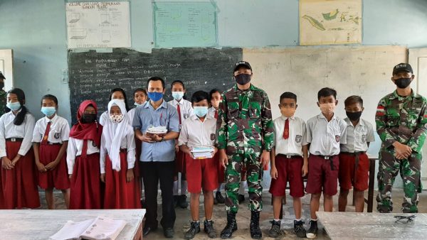 Dukung Pendidikan, Satgas Pamtas RI-Malaysia Bagikan Buku dan Alat Tulis untuk Siswa di Perbatasan 54