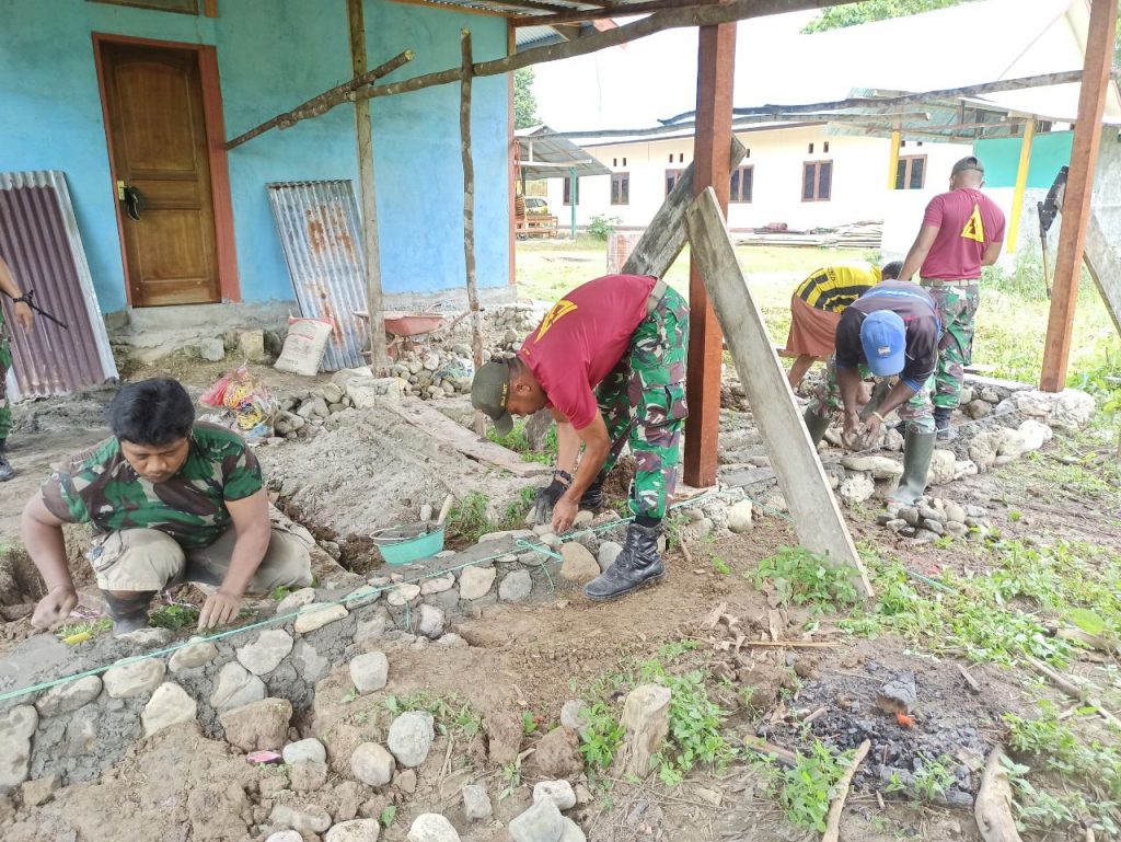 Jelang Paskah, Prajurit TNI Bantu Membangun Gereja 10