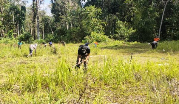 Lap Sepakbola Personel TNI Bersihkan Lapangan Sepak Bola Bersama Warga 23