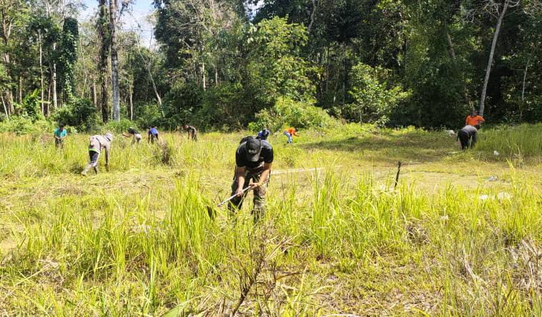 Personel TNI Bersihkan Lapangan Sepak Bola Bersama Warga 13