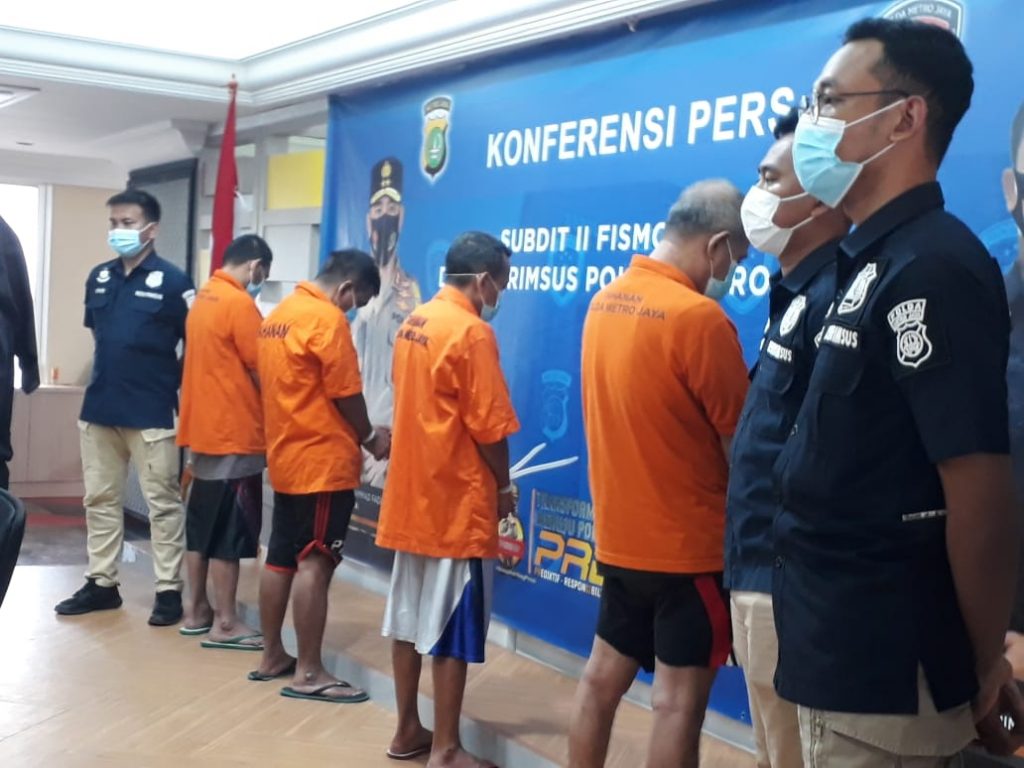 Polda Metro Ringkus Pengedar Dolar Palsu 8