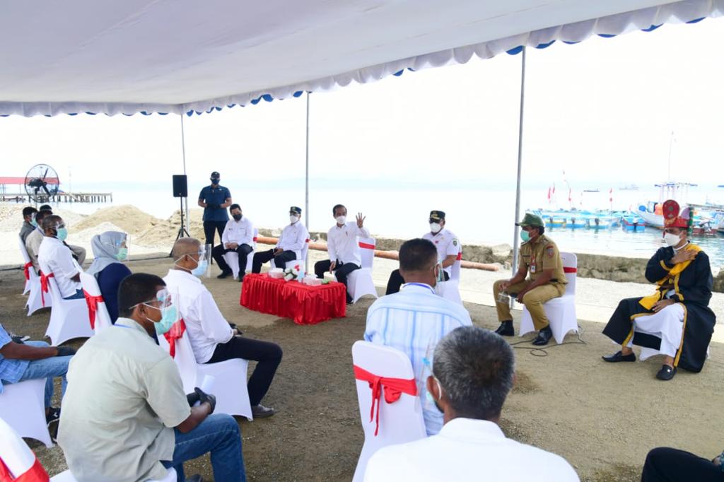 Saat Presiden Jokowi Dengarkan Curhat Nelayan Maluku 9