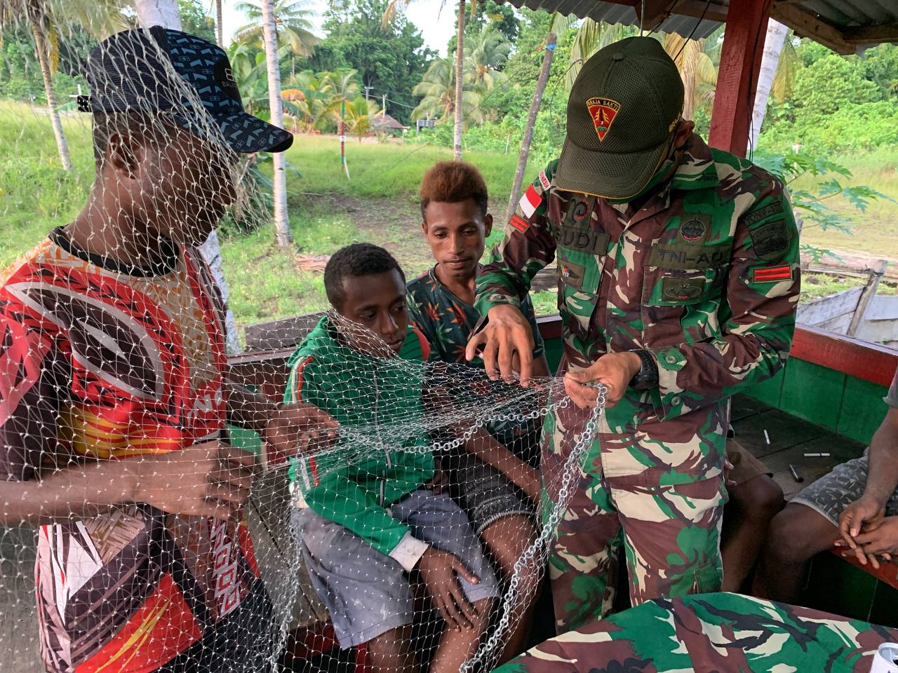 TNI Buat Jala Ketika Prajurit TNI Ajarkan Pemuda Membuat Jala Ikan 1