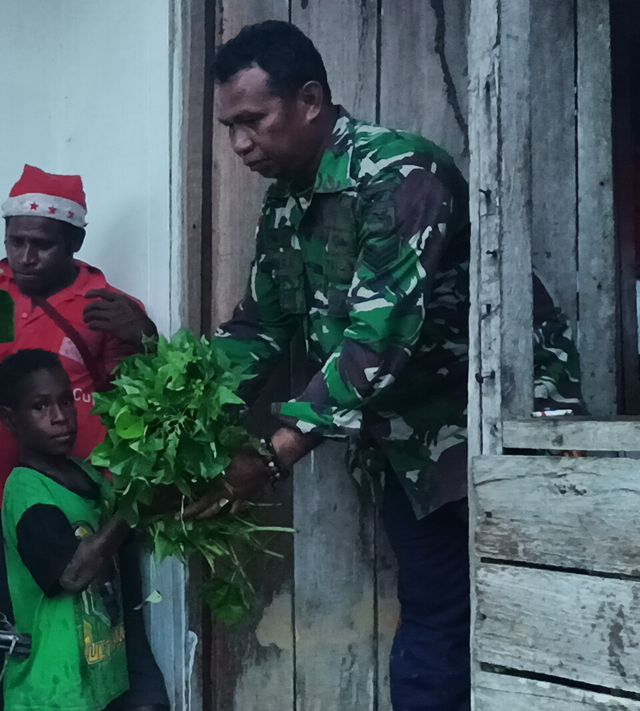 Bantu TMMD, Warga Distrik Kawagit Berikan Hasil Kebun 10