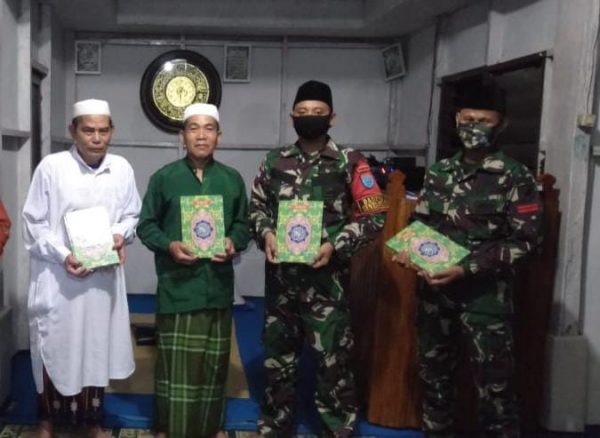 Tarawih Ramadhan, Satgas Pamtas Yonif 642 Bagikan Al-Quran kepada Warga 40