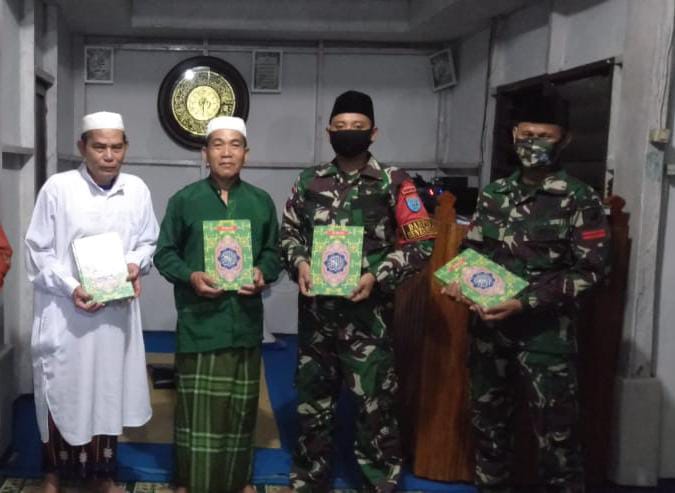 Tarawih Ramadhan, Satgas Pamtas Yonif 642 Bagikan Al-Quran kepada Warga 11