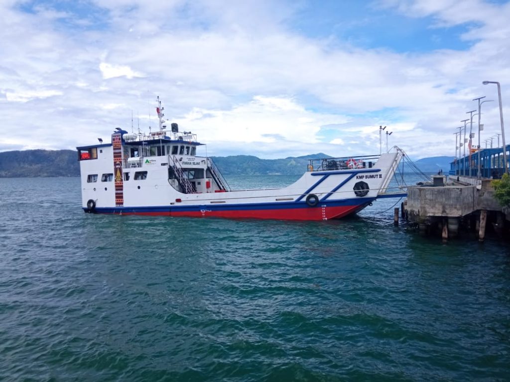 Diterpa Angin Kencang Penyeberangan Ke Samosir Dihentikan 10