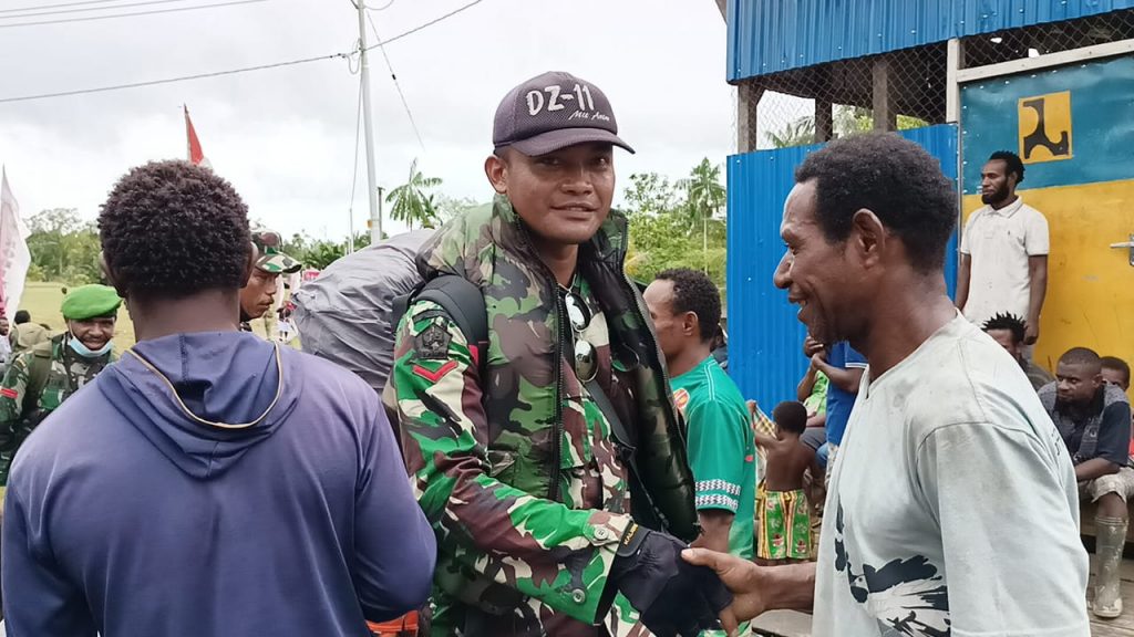 Warga Distrik Kawagit Melepas Keberangkatan Anggota Satgas TMMD 8
