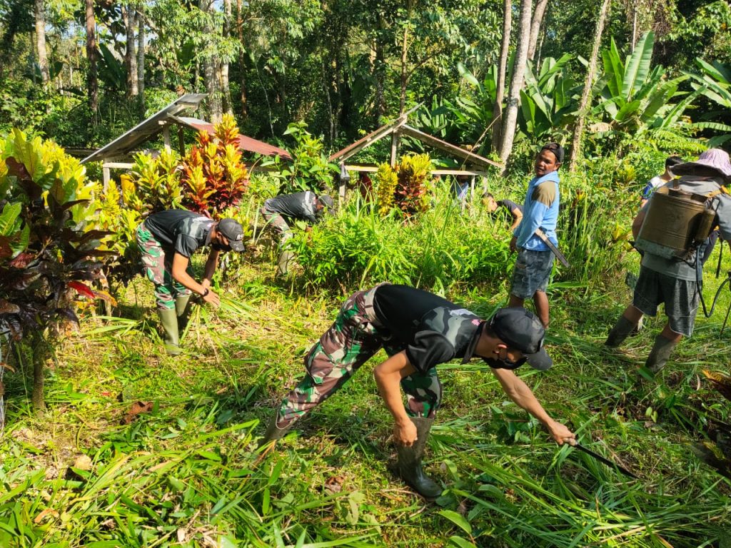 Satgas Pamtas RI-Malaysia Bersama Warga Bersihkan Makam 13
