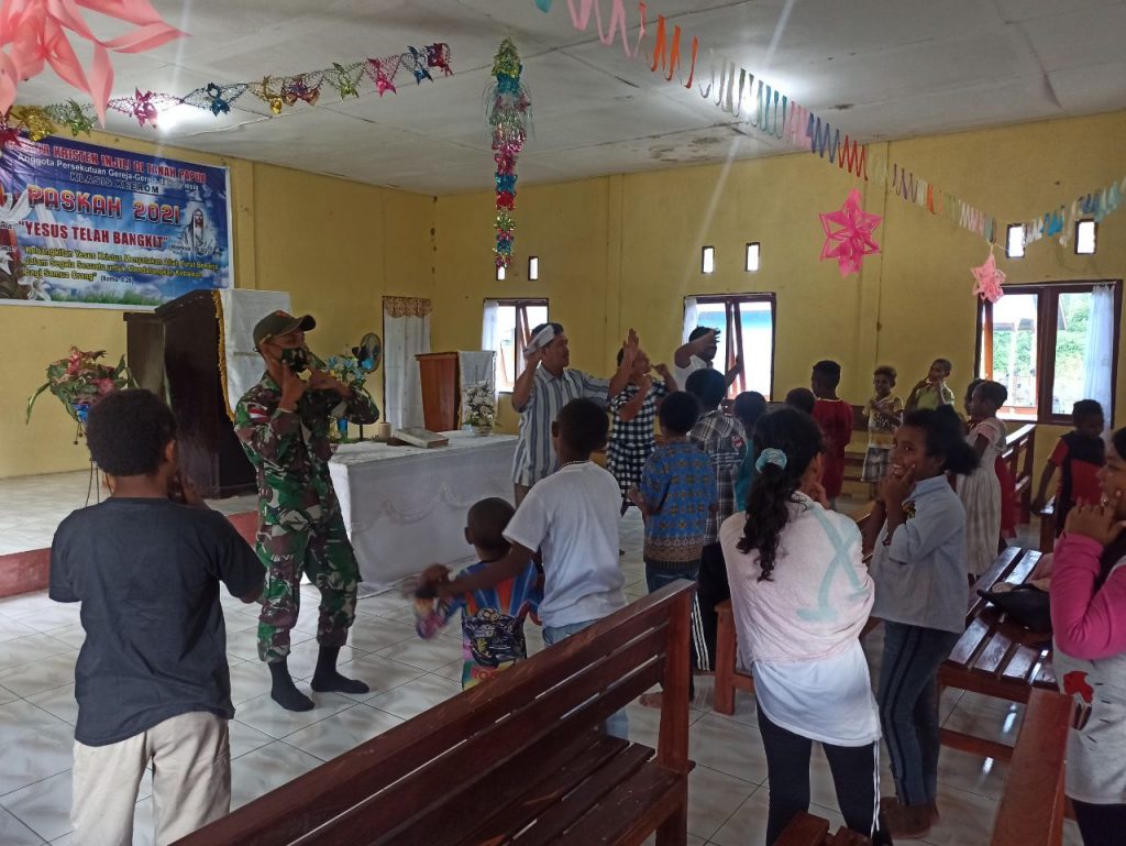 Prajurit TNI Rayakan Paskah di Perbatasan RI-PNG Bersama Masyarakat Papua 11