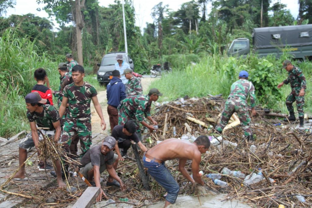 Banjir di Distrik Asro Barat, Satgas Pamtas RI-PNG Bersama Warga Bersihkan Sungai dan Jembatan 10