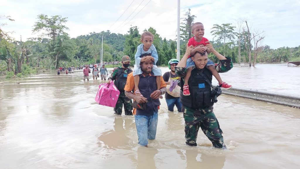 TNI Bantu Warga Terdampak Banjir di Kampung Arso Papua 13