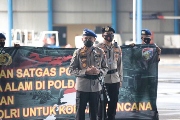 Kapolri Kirim Bantuan Untuk Korban Bencana Alam di NTT 11