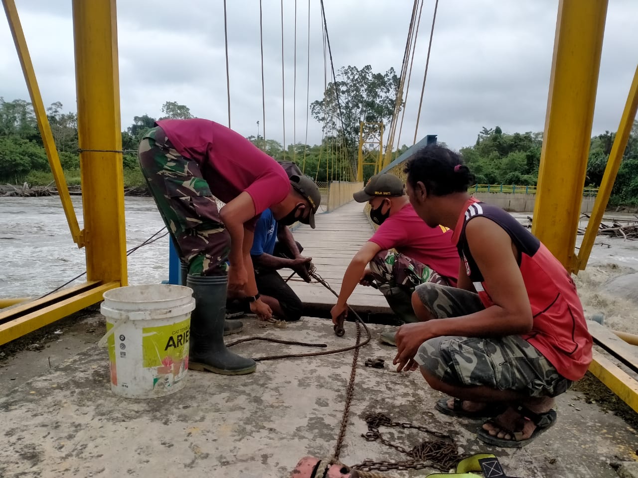 IMG-20210409-WA0012 Prajurit TNI Bantu Perbaiki Jembatan Gantung Rusak Akibat Banjir di Papua 1