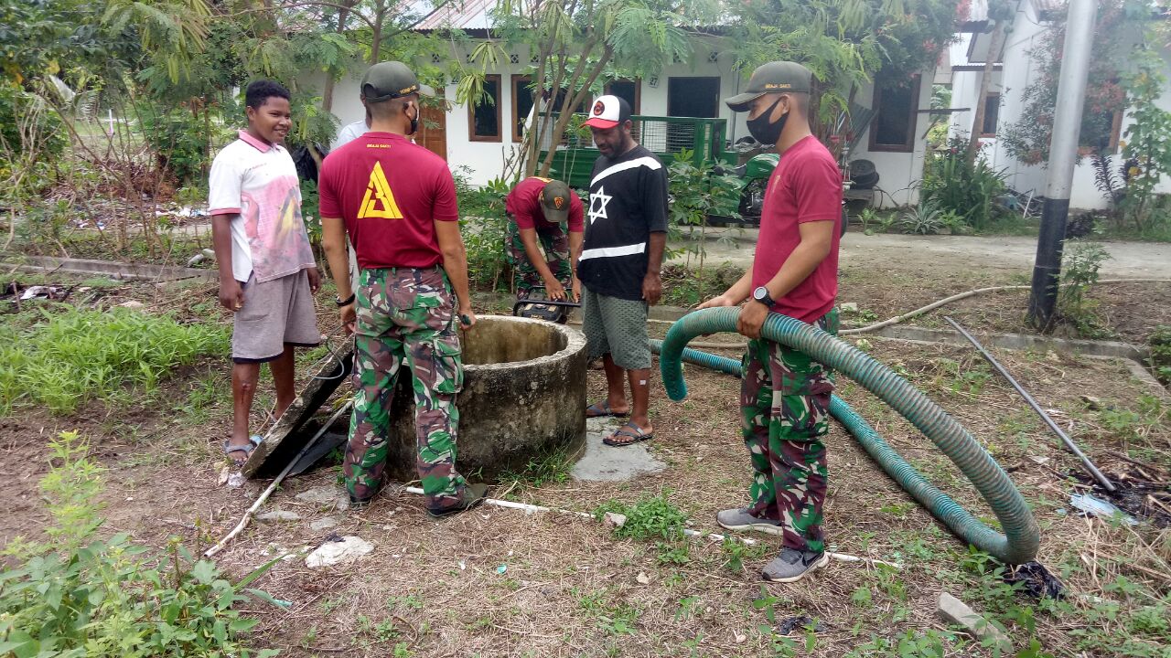IMG-20210411-WA0053 Prajurit TNI Bersama Warga Perbaiki Sumur Tua di Papua 1