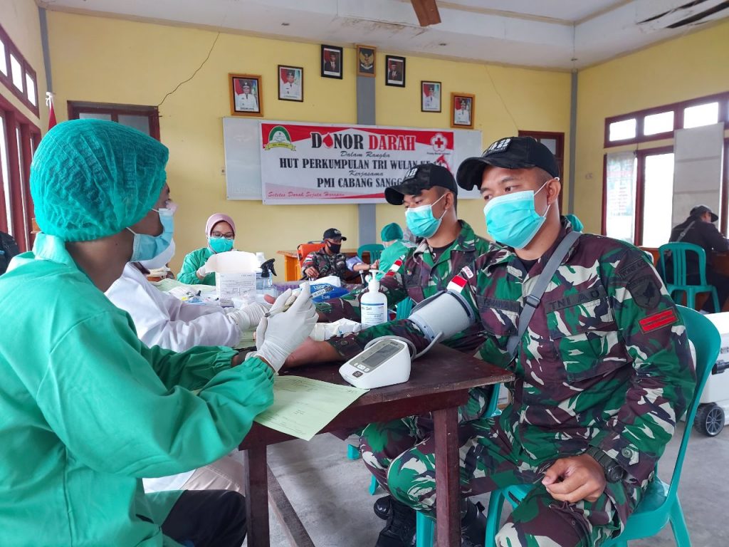 Bantu Ketersediaan Stok Darah, Prajurit TNI Donorkan Darah di Perbatasan 13