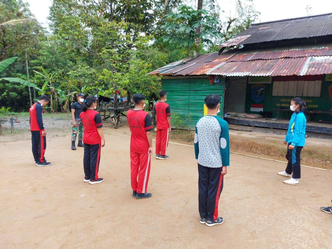 Tingkatkan Kemampuan Baris-Berbaris, Satgas Pamtas RI-Malaysia Latih PBB Anggota Paskibraka Desa Siding 1