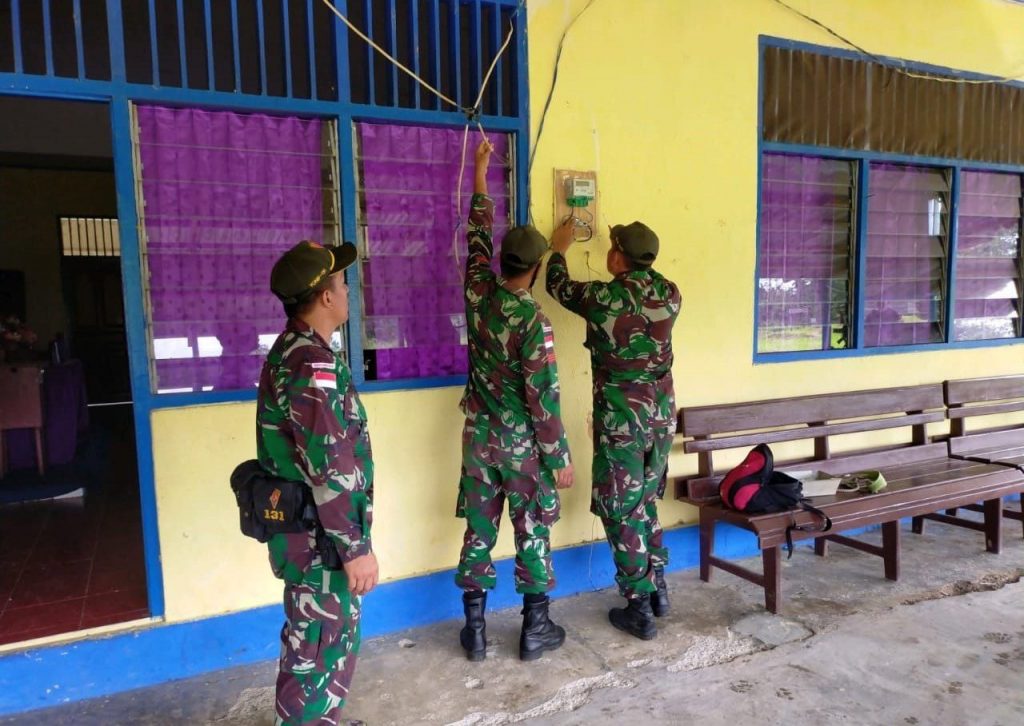 TNI Bantu Masyarakat Skofro Hidupkan Kembali PLTS yang Sudah Tiga Tahun Tidak Berfungsi 12