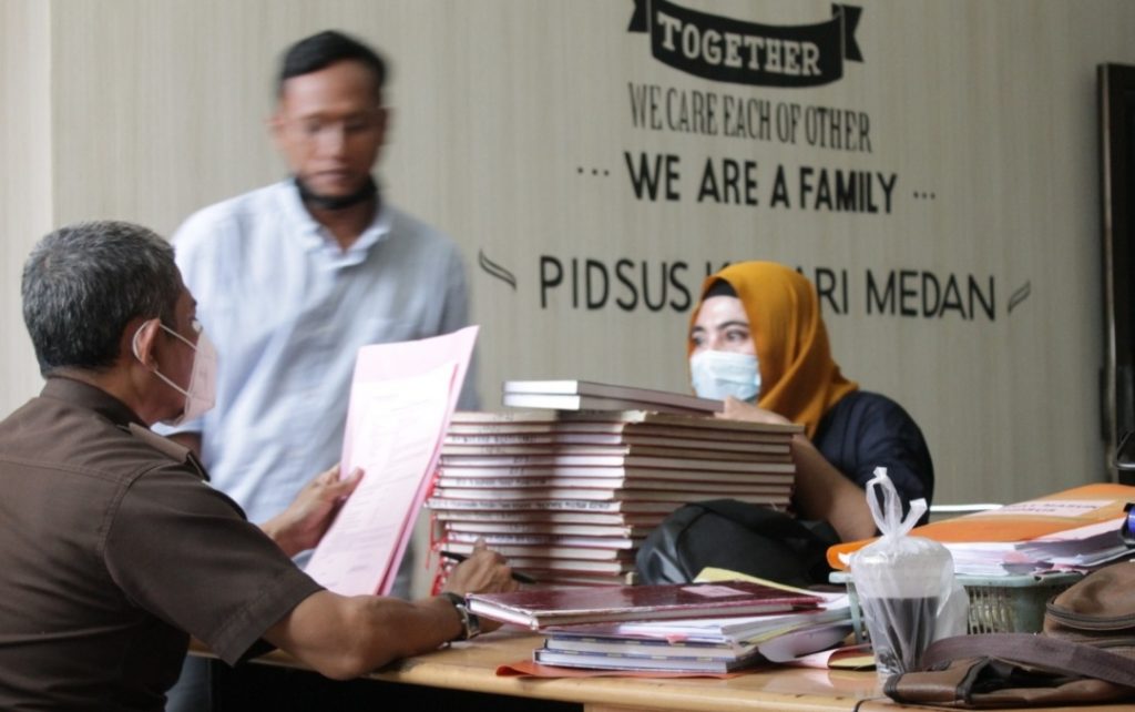 Kejari Medan Terima Pelimpahan Bendahara BNNP Sumut Tersangka Korupsi 10