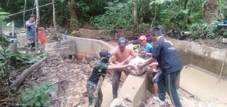 Satgas Pamtas RI-Malaysia Bersama Warga Bersihkan Bendungan Tersumbat 10