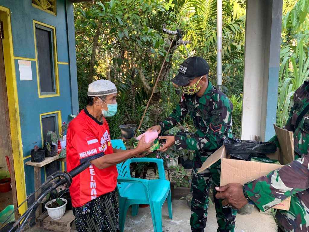 Tebar Berkah Ramadhan, Satgas Yonif 642/Kapuas Bagikan Takjil di Perbatasan 9