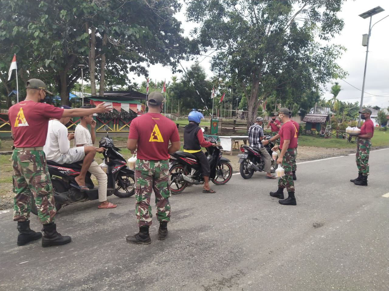 Prajurit TNI Bagikan Takjil di Tapal Batas Papua 1