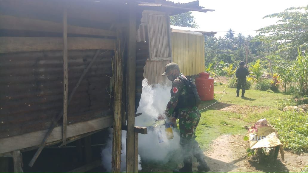 IMG-20210417-WA0012 Cegah Wabah Penyakit Malaria, TNI Laksanakan Fogging di Papua 1
