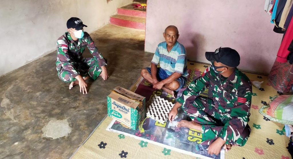 Peduli Sesama, Satgas Yonif 642/Kapuas Bagikan Sembako di Perbatasan 8