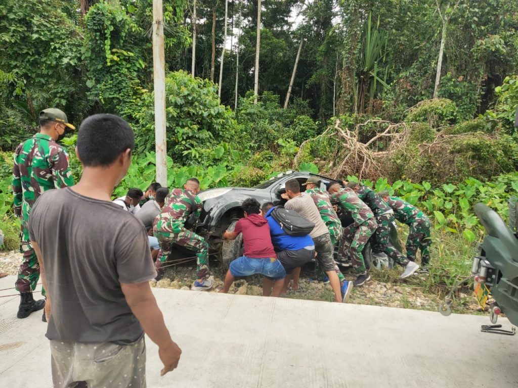 Satgas Pamtas RI-PNG Evakuasi Mobil Warga yang Terguling 13