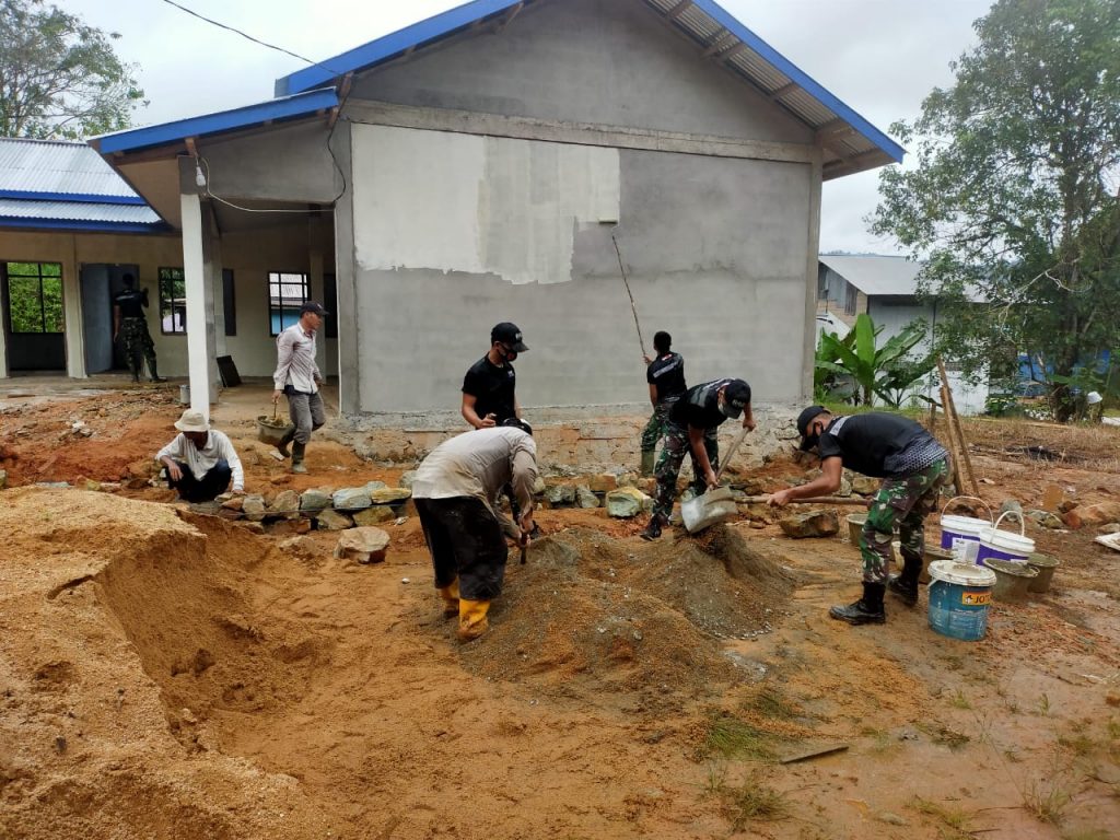 Satgas Pamtas RI-Malaysia Bersama Warga Bangun Toilet untuk PAUD di Perbatasan 12