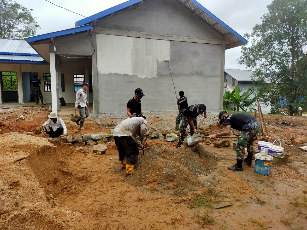 Satgas Pamtas RI-Malaysia Bersama Warga Bangun Toilet untuk PAUD di Perbatasan 1