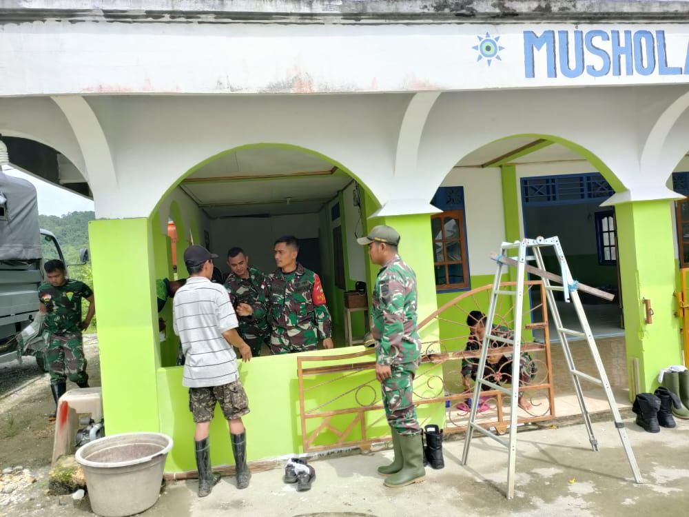 Satgas Pamtas RI-PNG Bantu Warga Renovasi Musholah di Papua 10