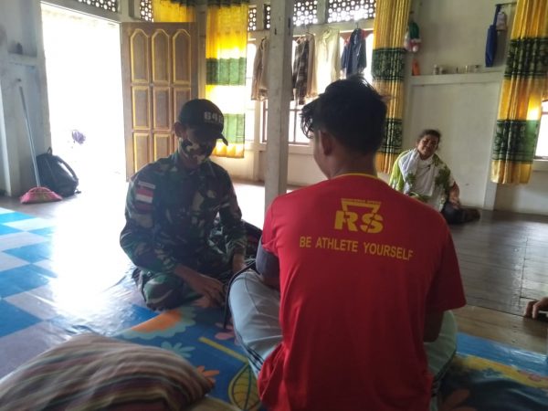 Sembari Menunggu Waktu Berbuka, Satgas Pamtas RI- Malaysia Berikan Layanan Kesehatan Door to Door 52